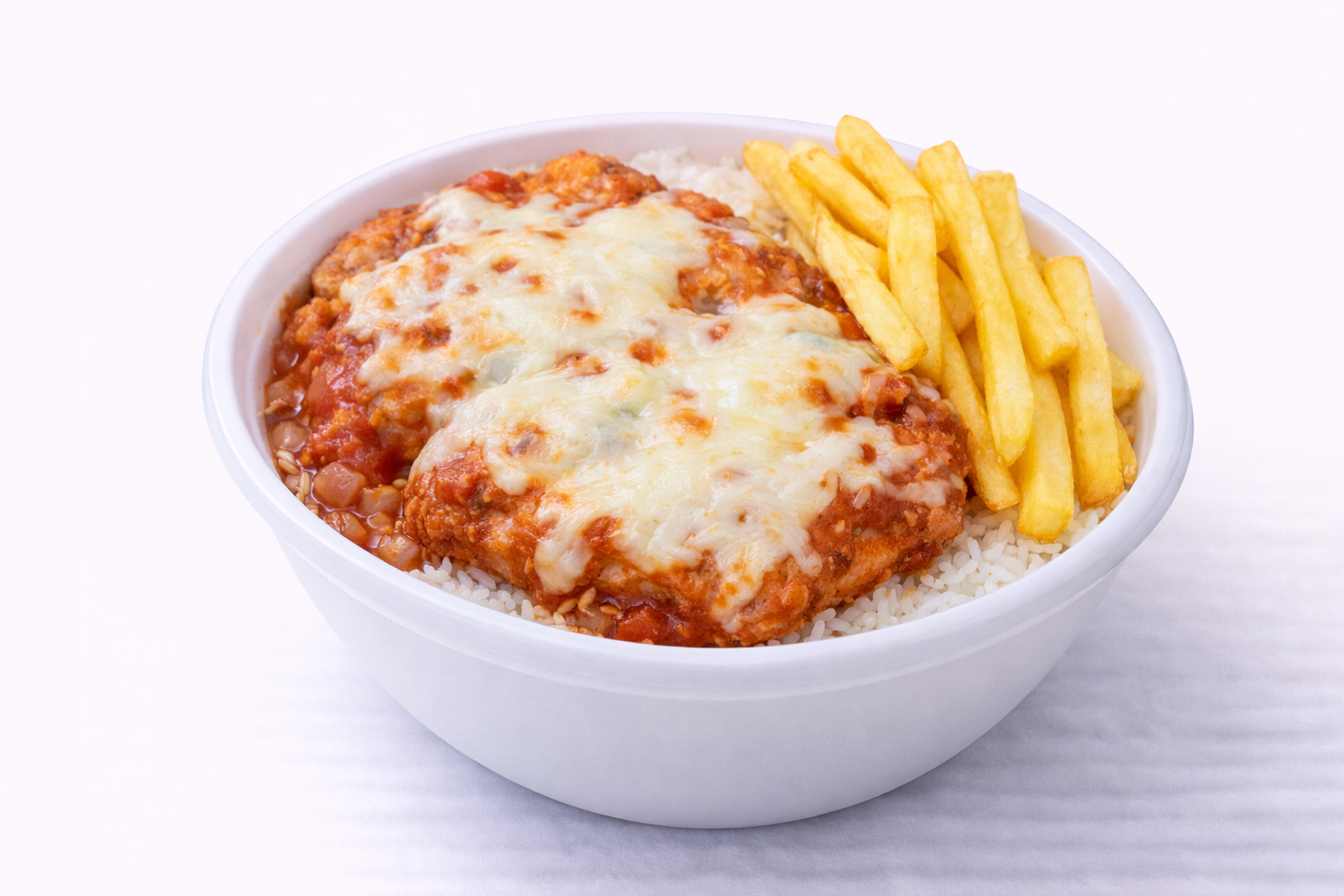 Marmita corporativa com parmegiana, arroz, feijão e fritas em embalagem selada